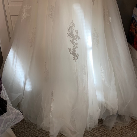 Gorgeous Wedding Dress - Unused - Picture 3 of 16